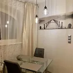 Uroczy Z Patio شقة